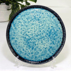 Тарелка обеденная круглая 27 см плоская голубая Blue Lake, черная снаружи