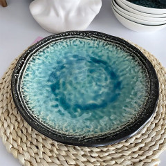 Тарелка обеденная круглая 26 см голубая Blue Lake, черная снаружи