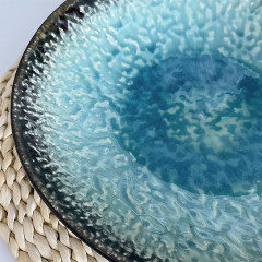Тарелка обеденная круглая 26 см голубая Blue Lake, черная снаружи
