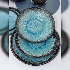 Тарелка обеденная круглая 26 см голубая Blue Lake, черная снаружи