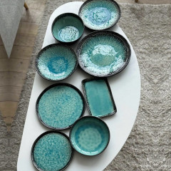 Тарелка обеденная круглая 26 см голубая Blue Lake, черная снаружи