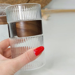 Велика прозора висока склянка 400 мл Aqua line для коктейлів з дерев'яним обідком