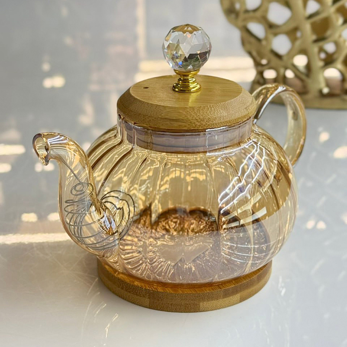 Скляний чайник для заварювання 600 мл Miss бурштинового кольору на бамбуковій підставці