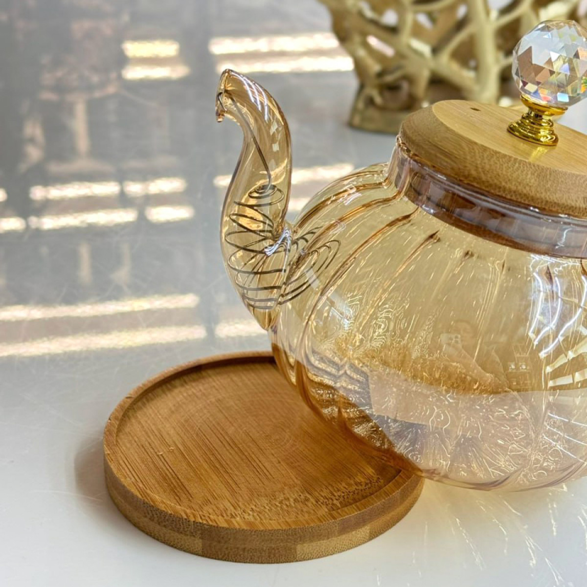 Скляний чайник для заварювання 600 мл Miss бурштинового кольору на бамбуковій підставці