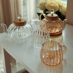 Скляна прозора чашка 420 мл Miss з текстурованим рельєфом