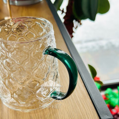 Прозорий скляний кухоль 450 мл Rikardo з текстурованим рельєфом та зеленою ручкою