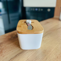 Белая керамическая масленка для сливочного масла с ножом и бамбуковой крышкой Buttercup