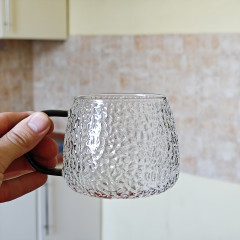 Прозора скляна чашка 450 мл Lollipop, кухоль із чорною ручкою та текстурованим рельєфом