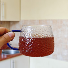 Прозора скляна чашка 450 мл Lollipop, кухоль із синьою ручкою та текстурованим рельєфом