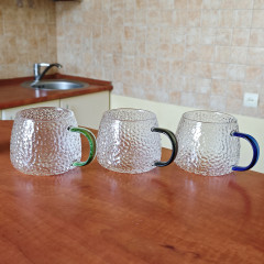 Прозора скляна чашка 450 мл Lollipop, кухоль із синьою ручкою та текстурованим рельєфом