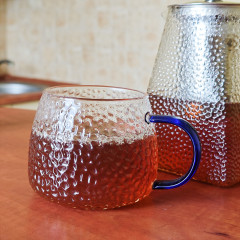 Прозора скляна чашка 450 мл Lollipop, кухоль із синьою ручкою та текстурованим рельєфом