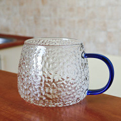 Прозора скляна чашка 450 мл Lollipop, кухоль із синьою ручкою та текстурованим рельєфом