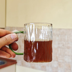 Прозрачная стеклянная чашка 300 мл Cold, большая кружка с текстурированным рельефом и зеленой ручкой