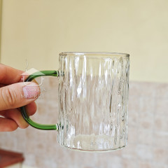 Прозрачная стеклянная чашка 300 мл Cold, большая кружка с текстурированным рельефом и зеленой ручкой