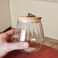 Сахарница, конфетница Frodo 700 мл с ребристым стеклом внутри и бамбуковой крышкой с кольцом