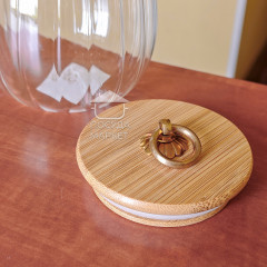 Сахарница, конфетница Frodo 700 мл с ребристым стеклом внутри и бамбуковой крышкой с кольцом