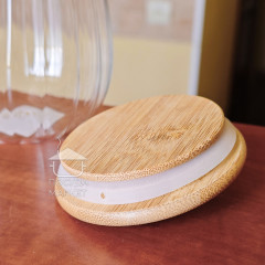 Сахарница, конфетница Frodo 700 мл с ребристым стеклом внутри и бамбуковой крышкой с кольцом