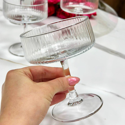 Набір 4 келихів для мартіні Jingy 250 мл, рифлене скло, коктейльні келихи на ніжці Набір 4 келихів для мартіні Jingy 250 мл, рифлене скло, коктейльні келихи на ніжці