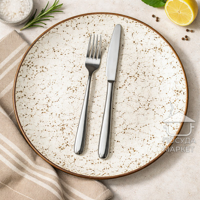 Тарілка обідня кругла 26 см Old Bavaria, молочного кольору, з коричневою окантовкою та вкрапленнями Тарілка обідня кругла 26 см Old Bavaria, молочного кольору, з коричневою окантовкою та вкрапленнями