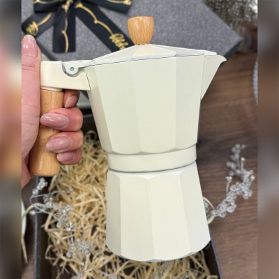 Гейзерна кавоварка Bergamo 300 мл, кольору слонової кістки з дерев’яною ручкою, на 6 чашок