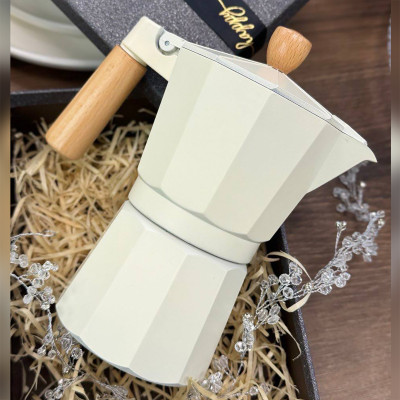 Фото 2 -Гейзерна кавоварка Bergamo 300 мл, кольору слонової кістки з дерев’яною ручкою, на 6 чашок