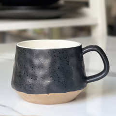 Большая кружка (чашка) 410 мл Duo из керамики, двухцветная (черная/бежевая)