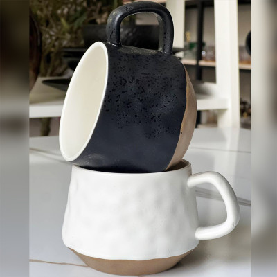 Фото 2 -Великий кухоль (чашка) 410 мл Duo з кераміки, двоколірна (чорна/бежева)