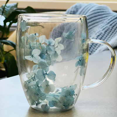 Фото 2 -Чашка 350 мл з подвійними стінками Flora Glass, скляний кухоль з квітковим декором блакитних пелюсток