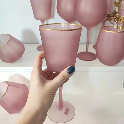 Розовый бокал для вина 350 мл из цветного стекла с золотой каймой Lady Pink 