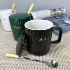 Кружка зеленая керамическая Refined taste 350мл с крышкой и ложкой 